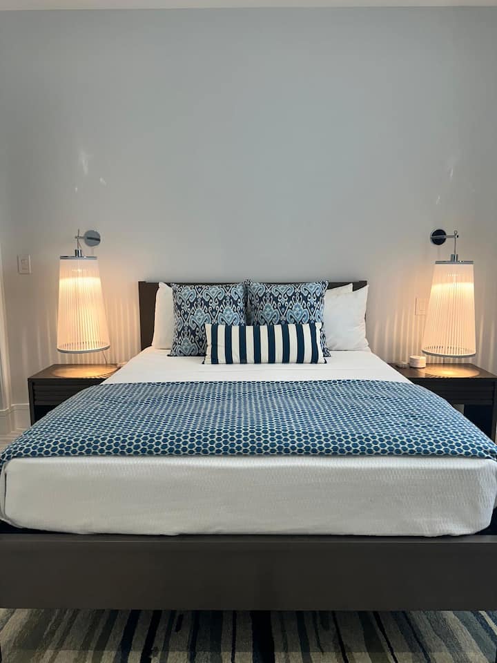 Guest room with queen size bed.