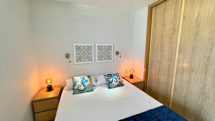 Спалня с голямо двойно легло и гардероб