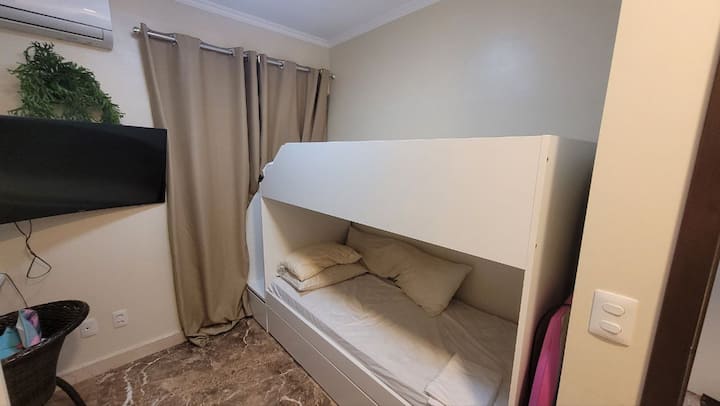 Triliche so 400-wire percale bed set, klimatizáciou, 43-palcovou inteligentnou televíziou, východom z bočnej verandy