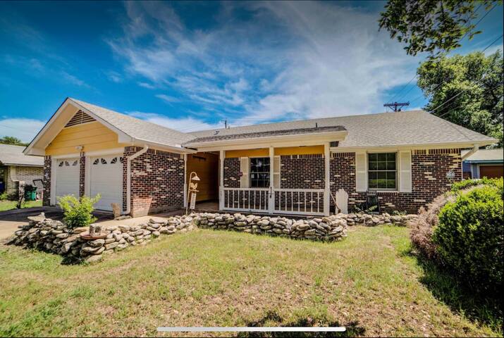 Hidden Valley HideAway (House + Cottage + Pool) gallery image 2