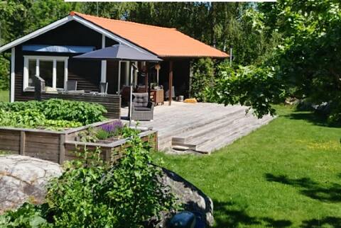 Cozy holiday cottage with sunny plot
