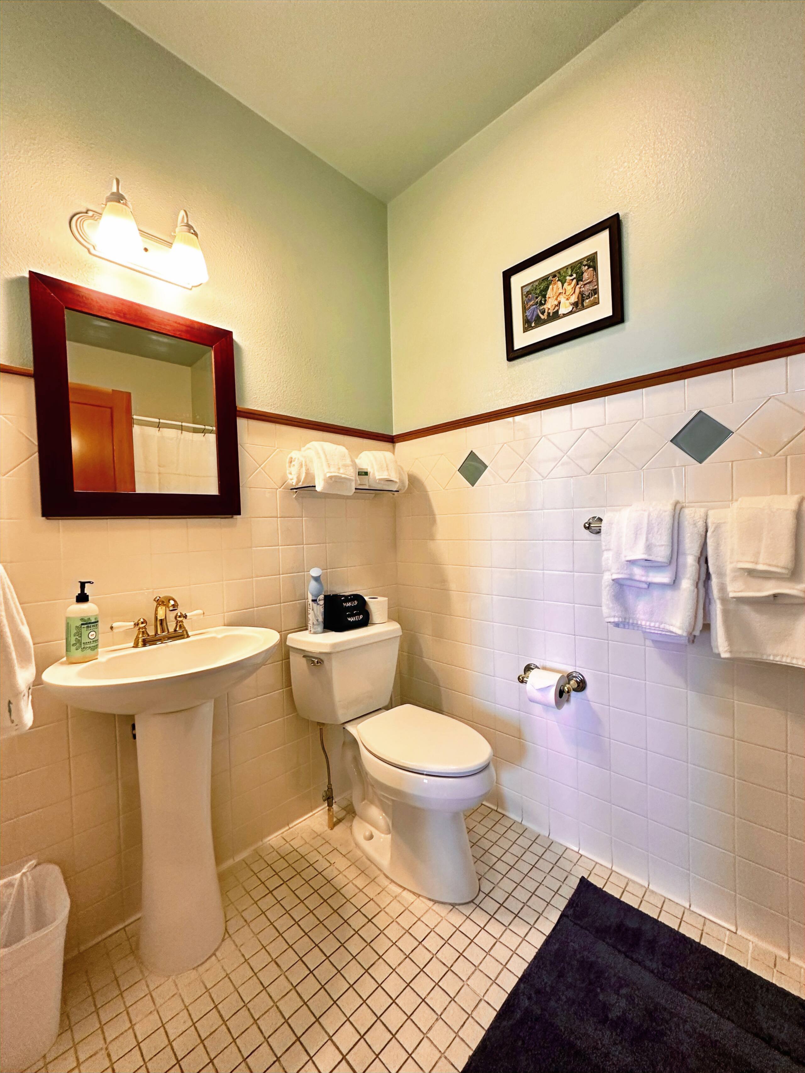 Hilo Town Inn Room 5 - Image 7