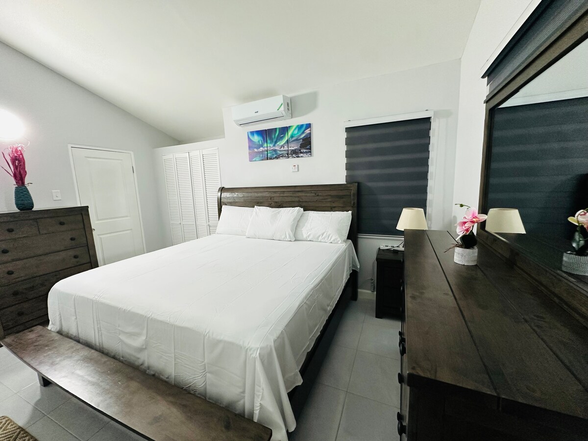 גישה לחדר רחצה. בטוח בארון. טלוויזיה בכל חדר שינה וסלון. הרבה מקום במגירה לאחסון. מקום בארון עם קולבים. יש מגהץ בגדים וקרש גיהוץ. יש שמיכות נוספות.