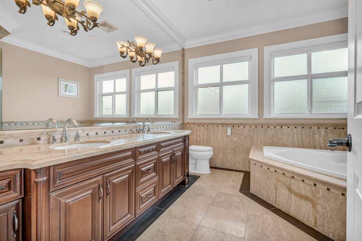 Spacious Luxurious Retreat – 9min from Downtown gallery image 5