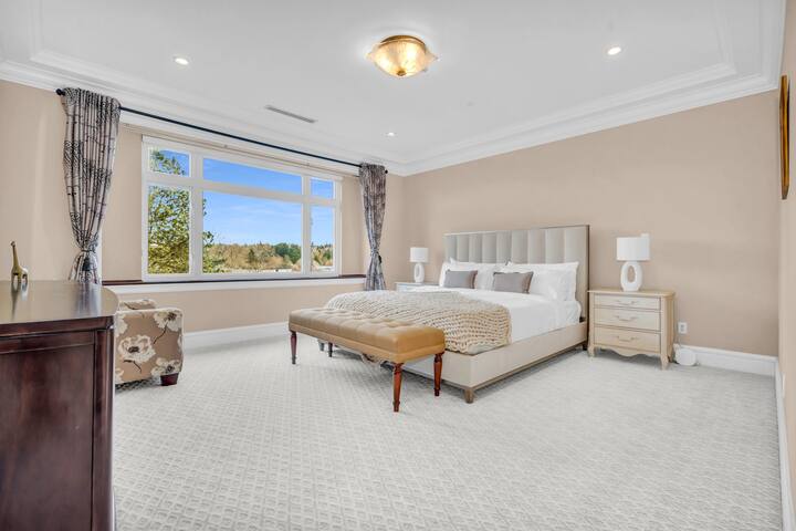 Spacious Luxurious Retreat – 9min from Downtown gallery image 4