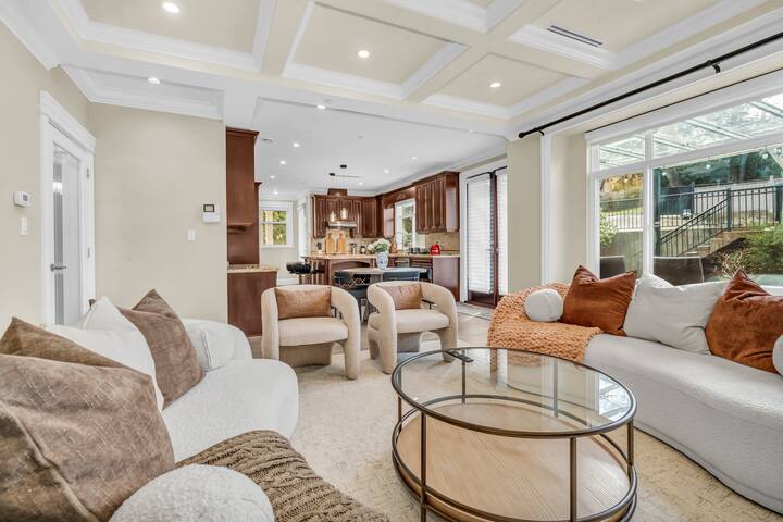 Spacious Luxurious Retreat – 9min from Downtown gallery image 2