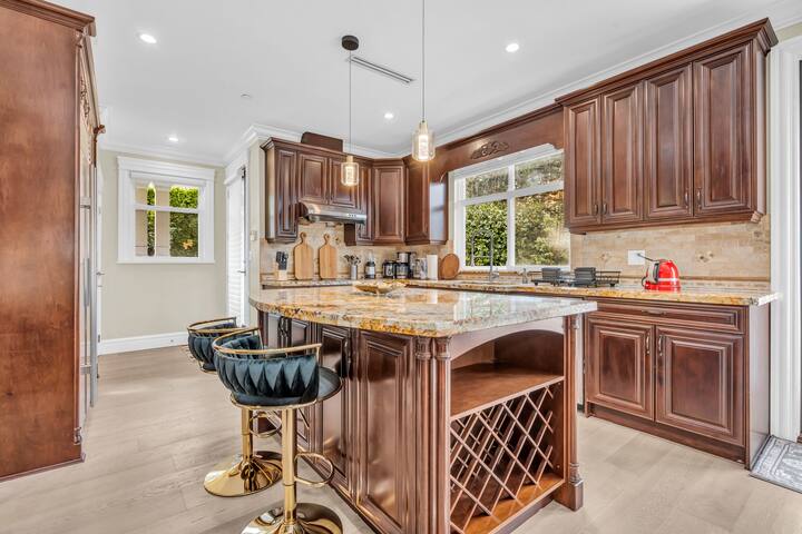 Spacious Luxurious Retreat – 9min from Downtown gallery image 3