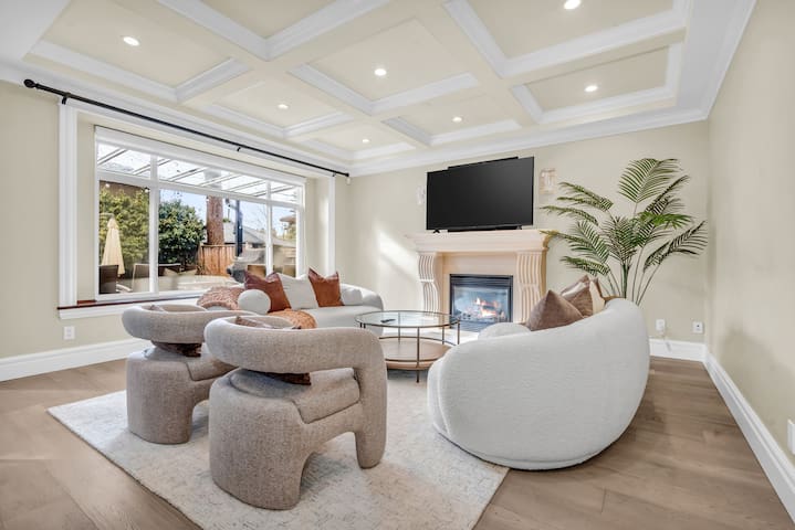 Spacious Luxurious Retreat – 9min from Downtown