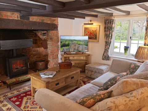 Top Airbnb: Striking Thatched house near New Forest in New Forest