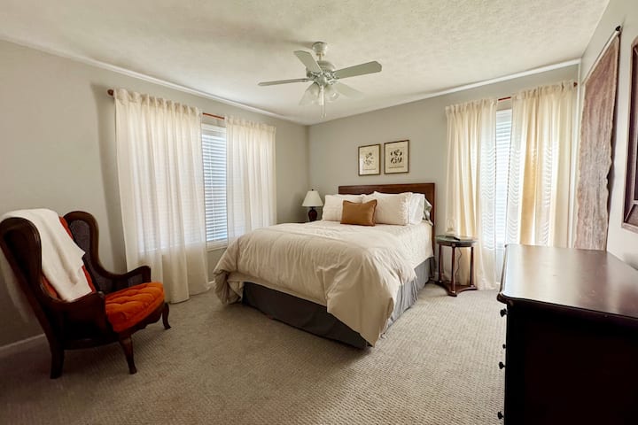 Спокойна и спокойна, втората спалня включва двойно легло.