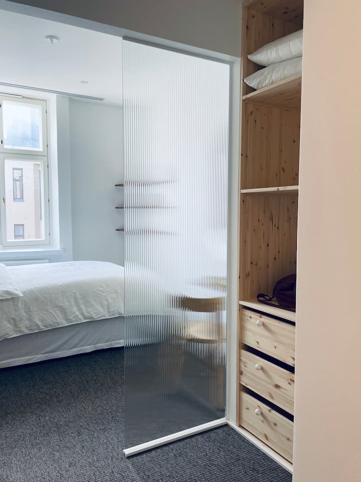 Გასასვლელი კარადა დერეფანსა და საძინებელს შორის