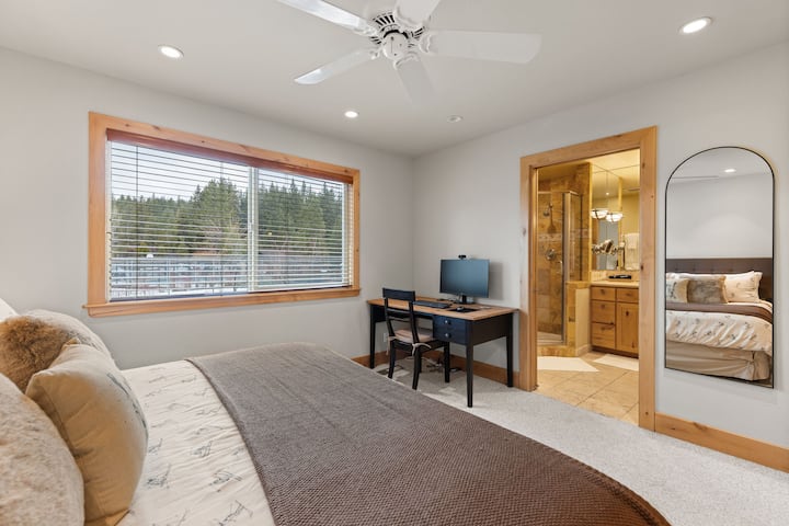 ห้องนอนหลัก - เตียงคิงไซส์ห้องน้ำในตัวและพื้นที่ทำงาน