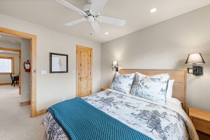 ห้องนอนที่ 2 - เตียงควีนไซส์ตู้เสื้อผ้าแบบวอล์คอิน