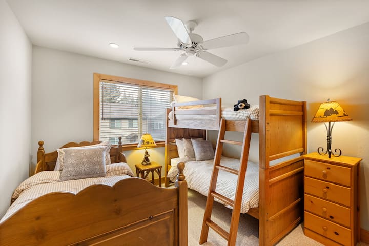 ห้องสองชั้น - เตียงสองชั้นคู่และเตียงเดี่ยว