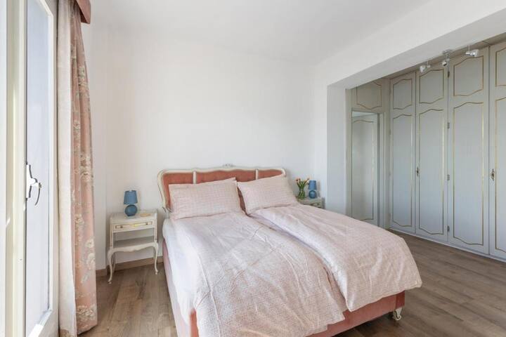 La porte dans le coin droit de cette photo mène à la salle de bain.