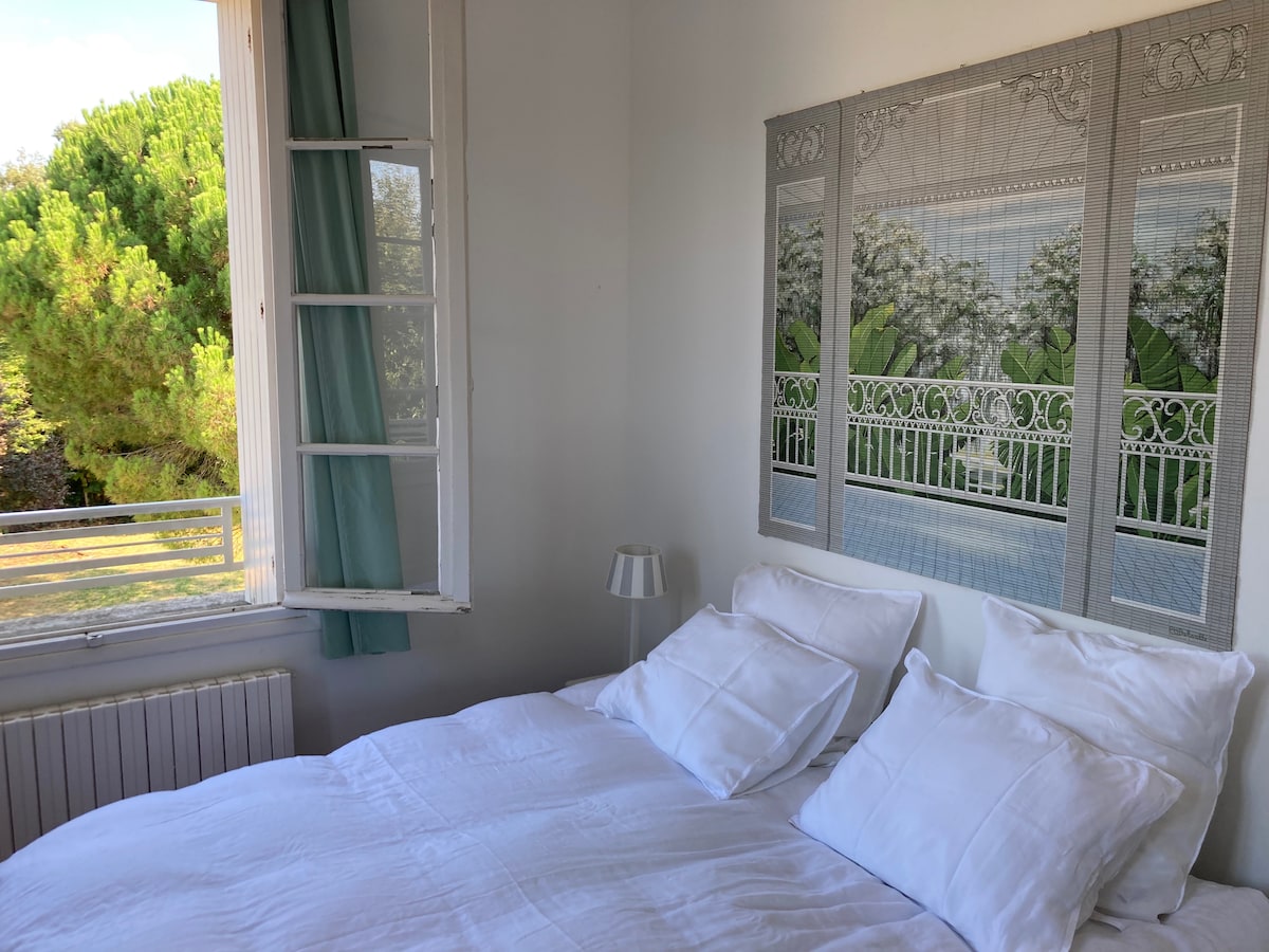 Спална соба на горниот кат со поглед кон градината во дворот. 
Имајте предвид дека оваа соба нема приватна бања. 