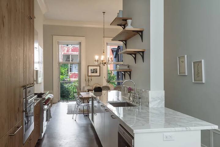 VIP Duplex Townhouse with Private Garden! gallery image 5