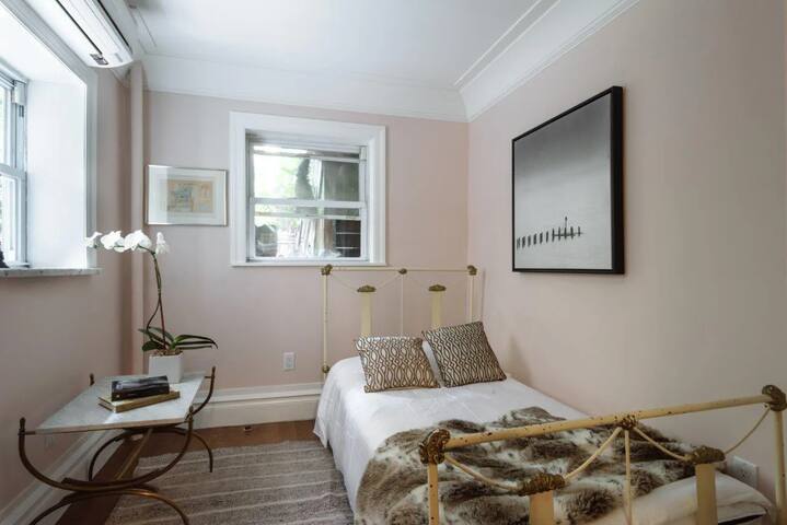 VIP Duplex Townhouse with Private Garden! gallery image 4