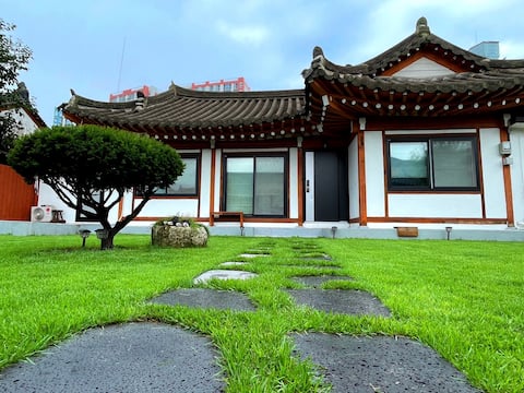 [Ganseong House] Private Hanok. Emotional accommodation.Large yard. Songjinho Beach. Gajin Beach. Go