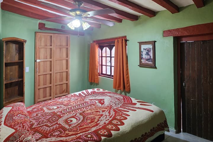 Dormitorio principal: cama tamaño queen, minisplit