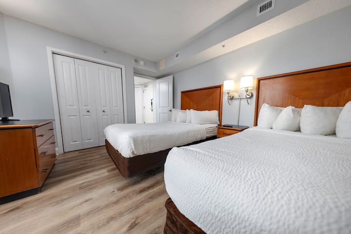 Chumba cha pili cha kulala chenye mwangaza na starehe kilicho na vitanda viwili vya XL, kabati lenye nafasi kubwa na nafasi kubwa ya kupumzika.