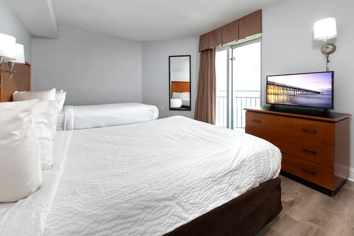 Pumzika katika chumba cha kulala cha tatu chenye starehe kilicho karibu na sebule kuu, chenye vitanda viwili vya starehe, televisheni yenye skrini tambarare, bafu kamili la kujitegemea na ufikiaji wa roshani ya kujitegemea — bora kwa familia au marafiki wanaosafiri pamoja! 
