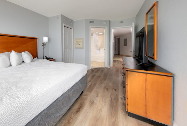 Chumba cha kulala cha Msingi chenye nafasi kubwa chenye kitanda aina ya King, hifadhi ya kutosha na bafu la kujitegemea la chumba cha kulala kwa ajili ya starehe na urahisi wa hali ya juu.