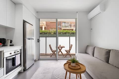 Studio︱Cozy Balcony︱4 mins to Bankstown Central