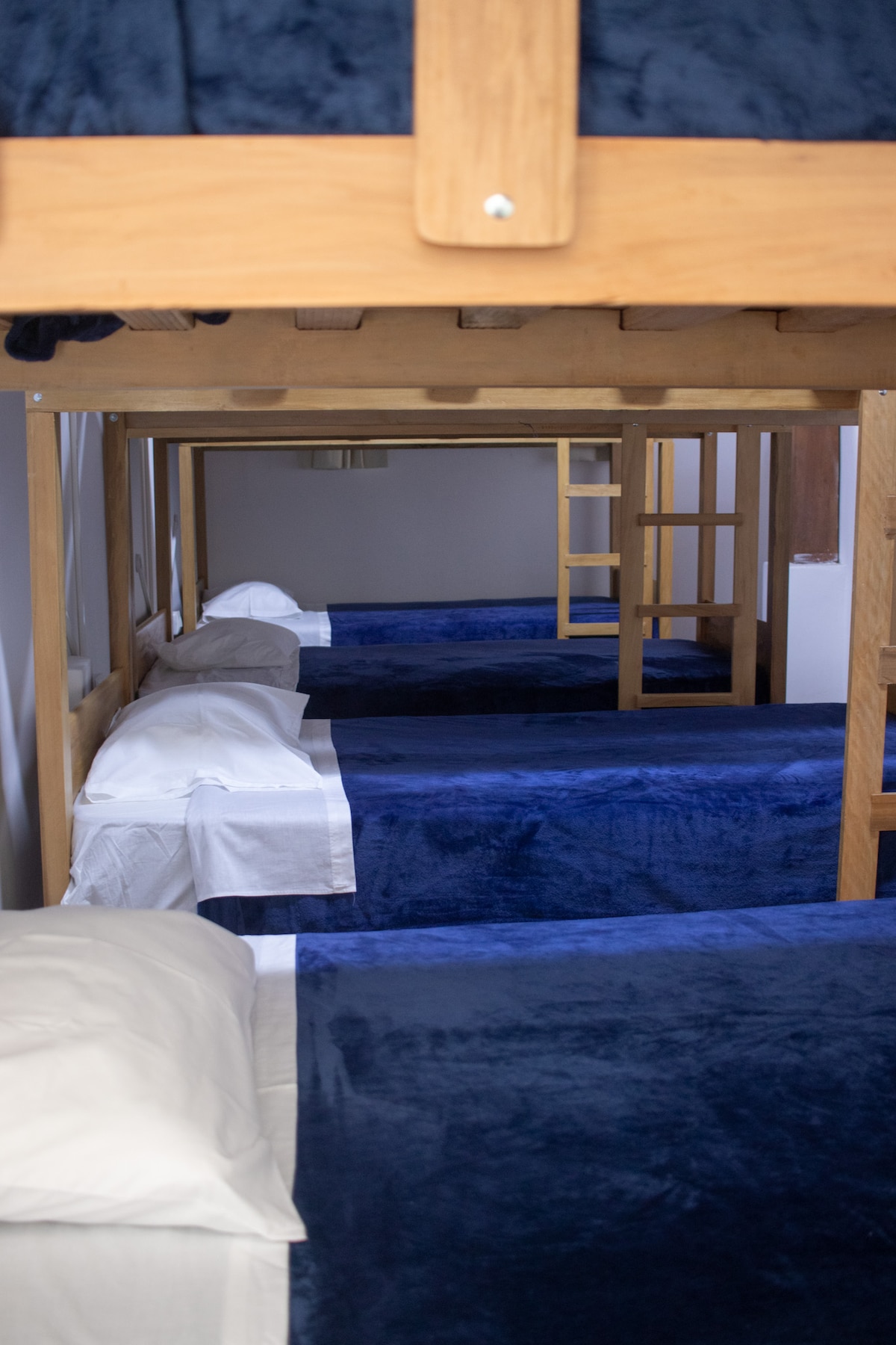 Მყუდრო 8-საწოლიანი ოთახი, 3 საზიარო აბაზანა-ტუალეტიდან 2-თან ახლოს - იატაკზე - მშვიდი დასვენება.