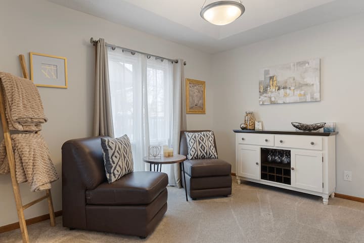 Charming Home W/ I-680 Access - Omaha, NE