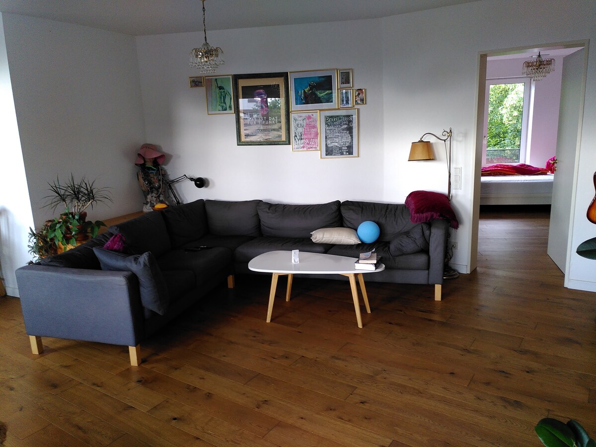 Popular Airbnb listing: Bright apartment with roof terrace in Mülheim