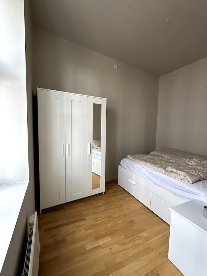 Главна спална соба. Дупли кревет со простор за 2 лица. 