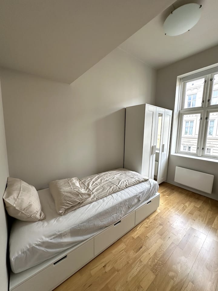 Спална соба број 2. Сместува возрасно лице.