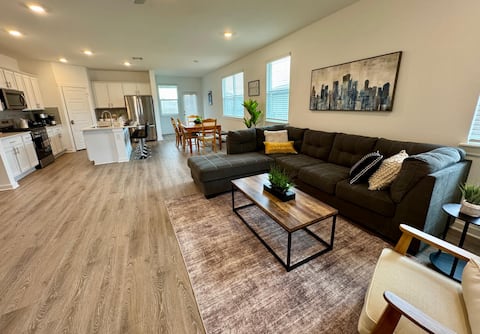 Popular Airbnb listing: Modern 4BD~Game Room~2 King Beds~Close to Kalahari in Tech Ridge