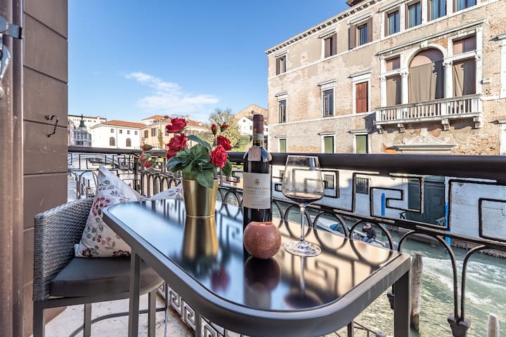 Riva degli Schiavoni Boutique Apartment on Canal