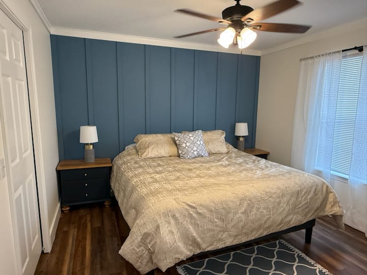 Cama tamaño king con un colchón Casper y una pared decorativa que esperamos que ames tanto como a nosotros.  