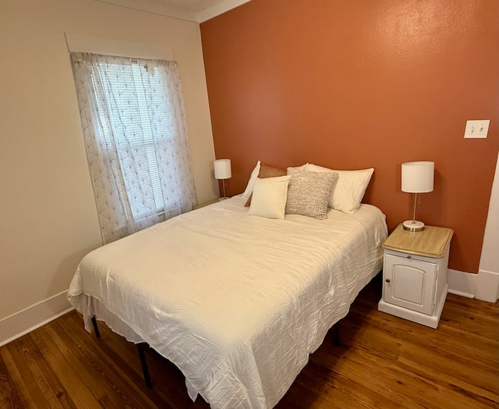 Dormitorio queen.  Las lámparas tienen puertos de carga incorporados para tu comodidad.  