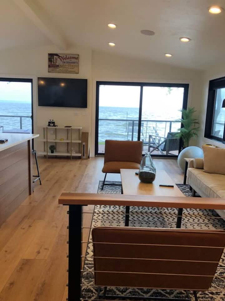 Zobuďte sa s nádherným výhľadom na jazero Winnebago priamo z kuchyne a obývacej izby. 
Či už pripravujete jedlo alebo relaxujete v obytnom priestore, jazero je vždy na očiach - poskytuje pokojné a malebné pozadie každodenného života.