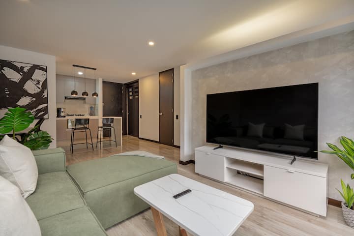 Stylish Poblado Studio W/ Balcony, Pool & Gym - Medellín, Colombia