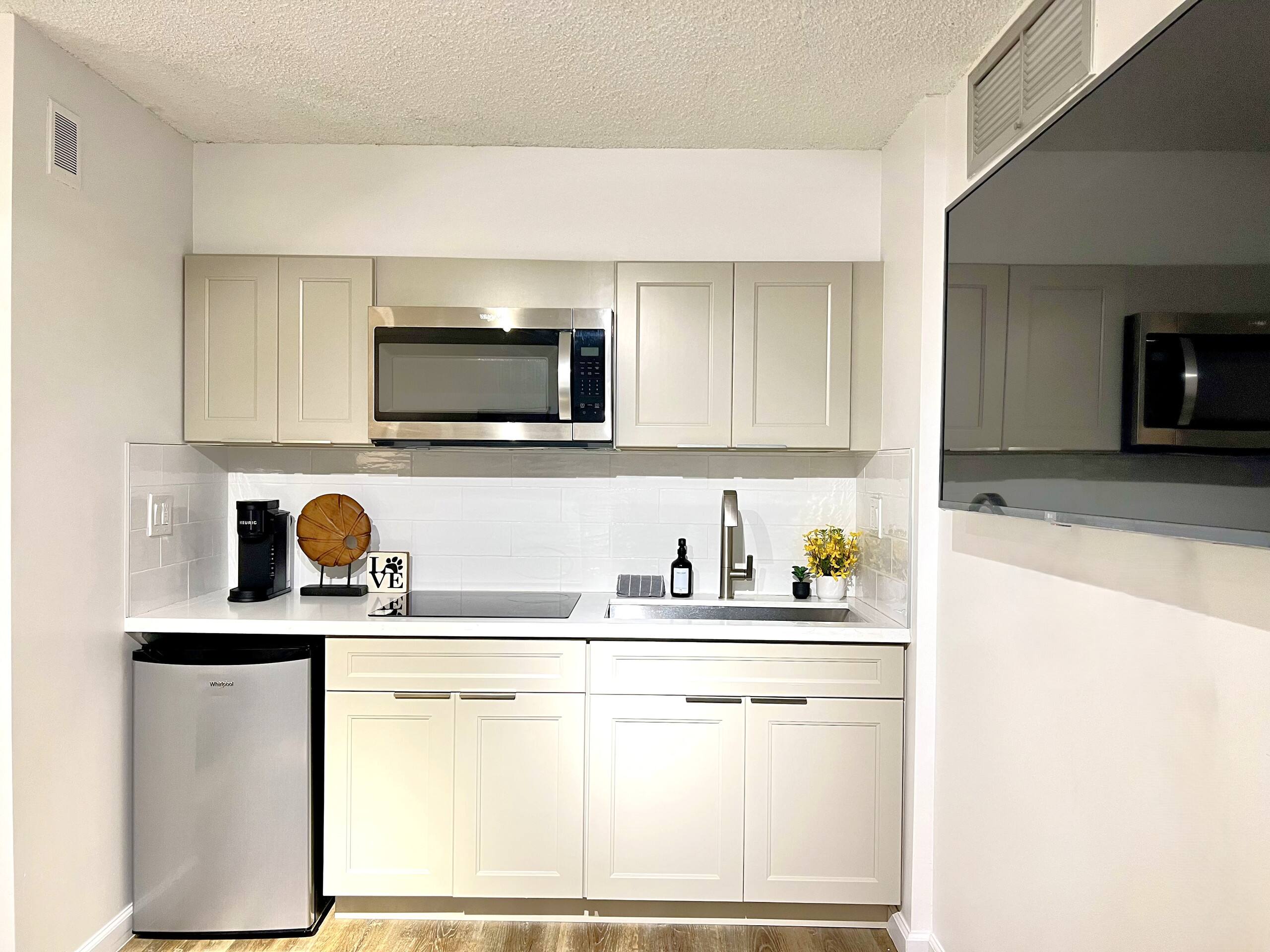 Heart of Honolulu Hideaway Suite + 1 Free Parking - Image 14