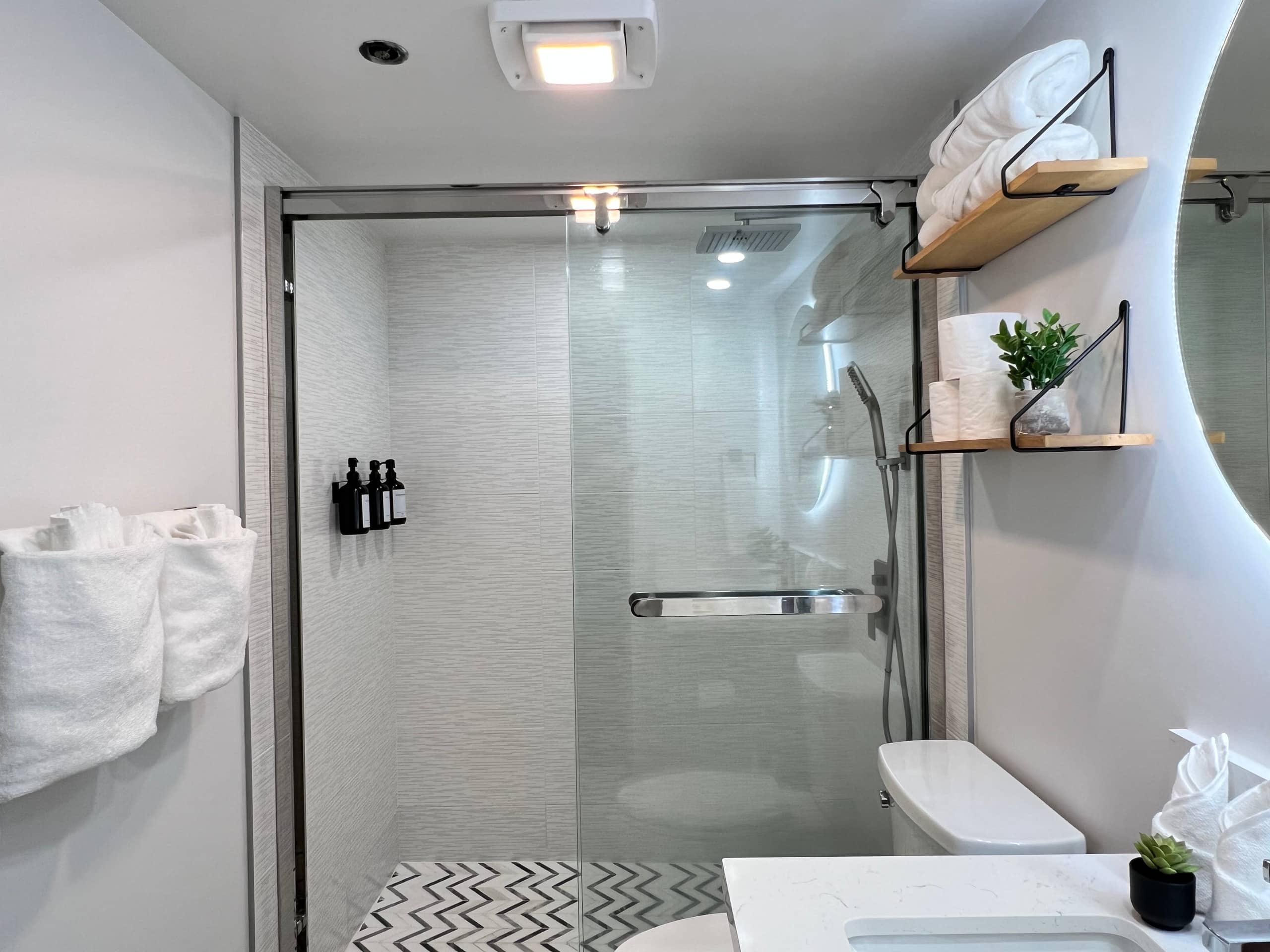 Heart of Honolulu Hideaway Suite + 1 Free Parking - Image 38