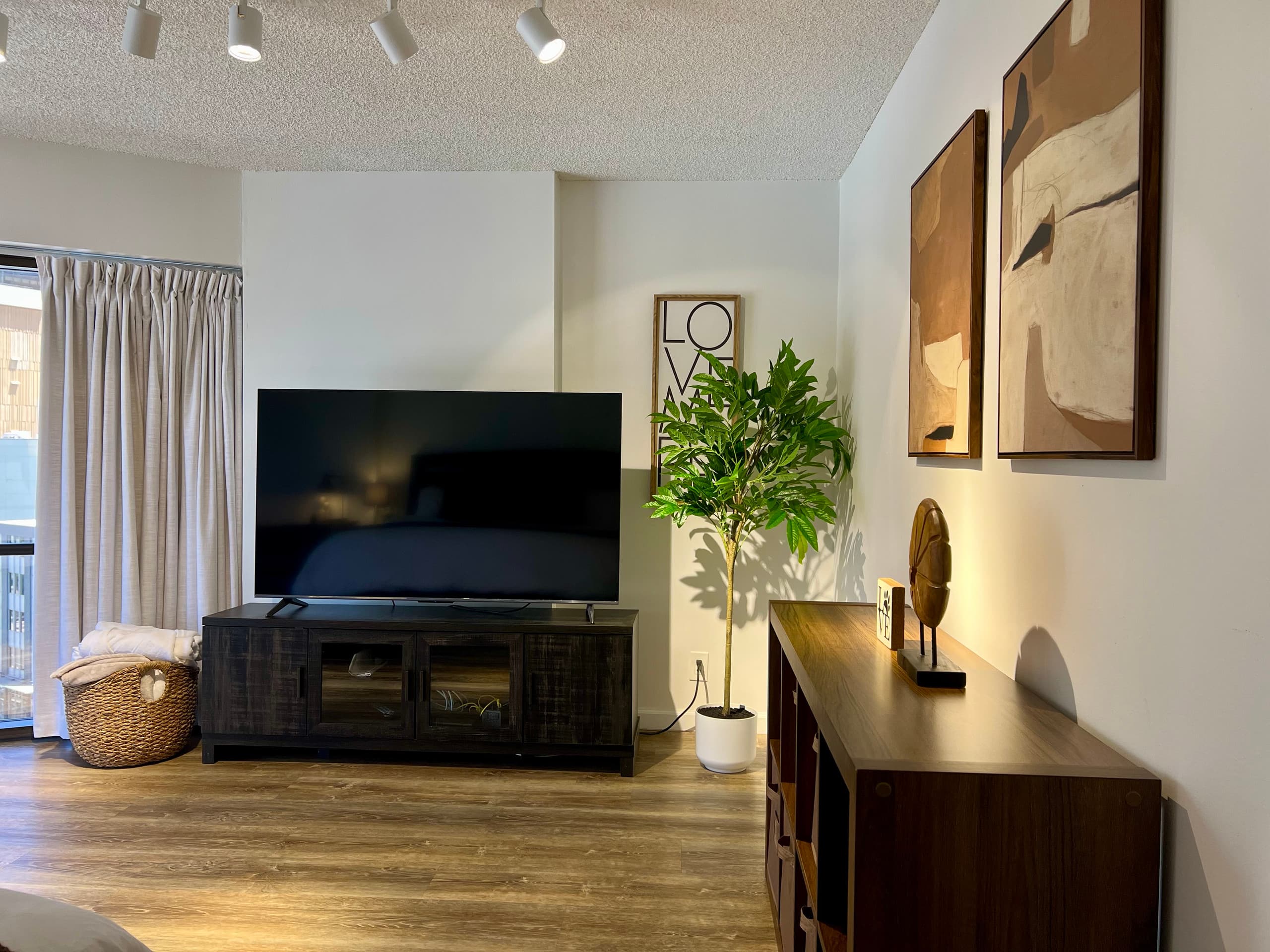 Heart of Honolulu Hideaway Suite + 1 Free Parking - Image 25