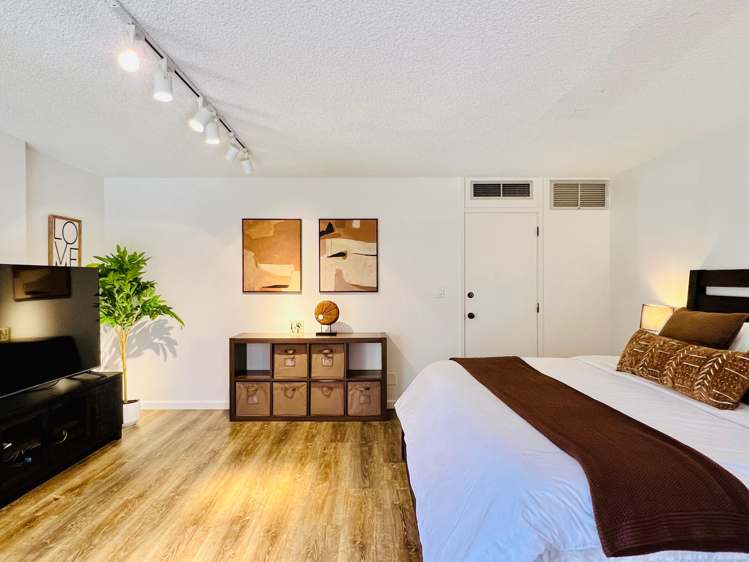 Heart of Honolulu Hideaway Suite + 1 Free Parking - Image 30