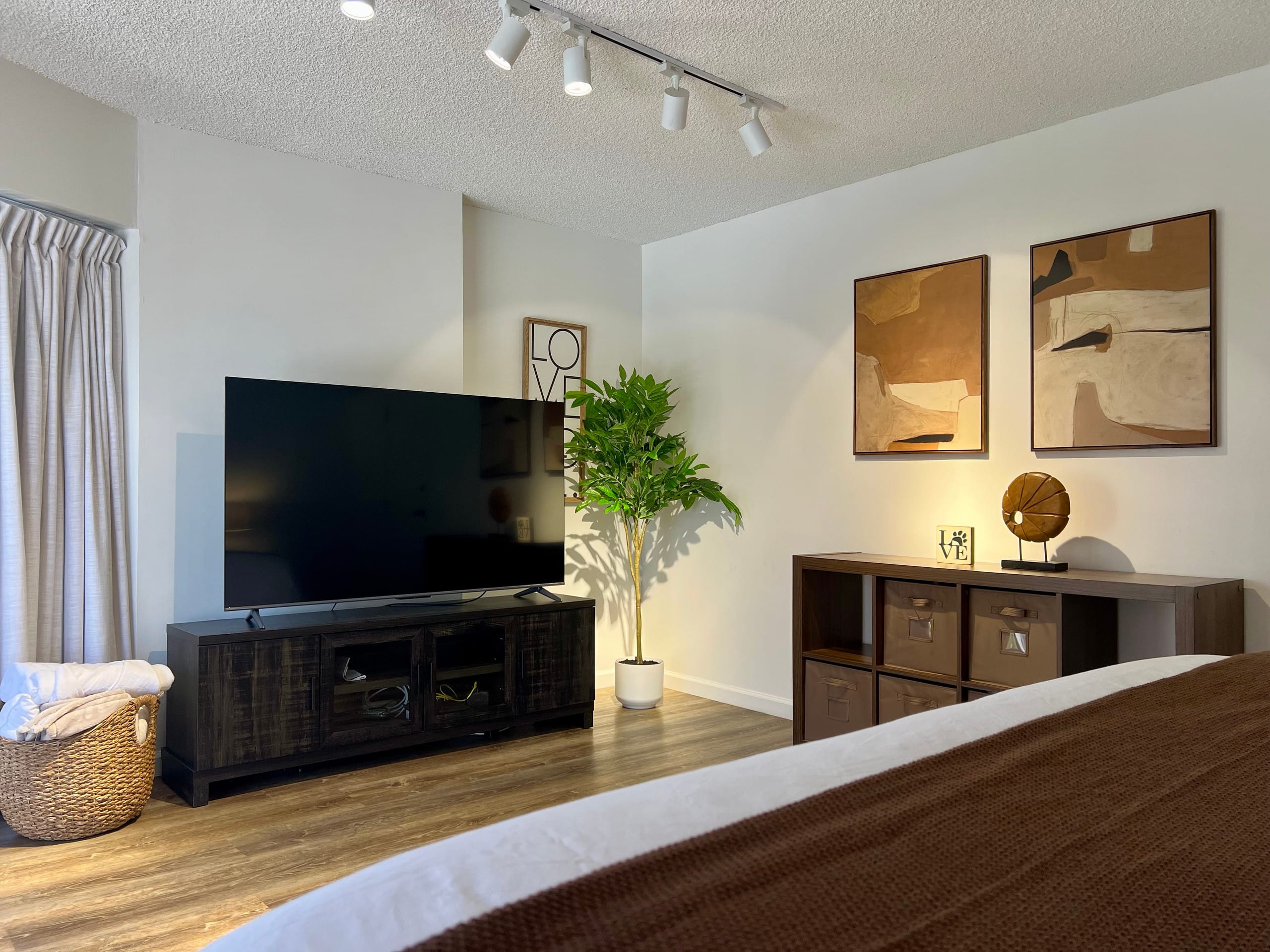 Heart of Honolulu Hideaway Suite + 1 Free Parking - Image 23
