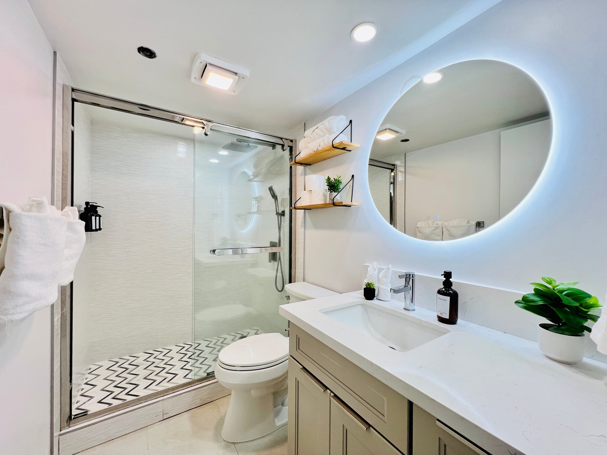 Heart of Honolulu Hideaway Suite + 1 Free Parking - Image 35