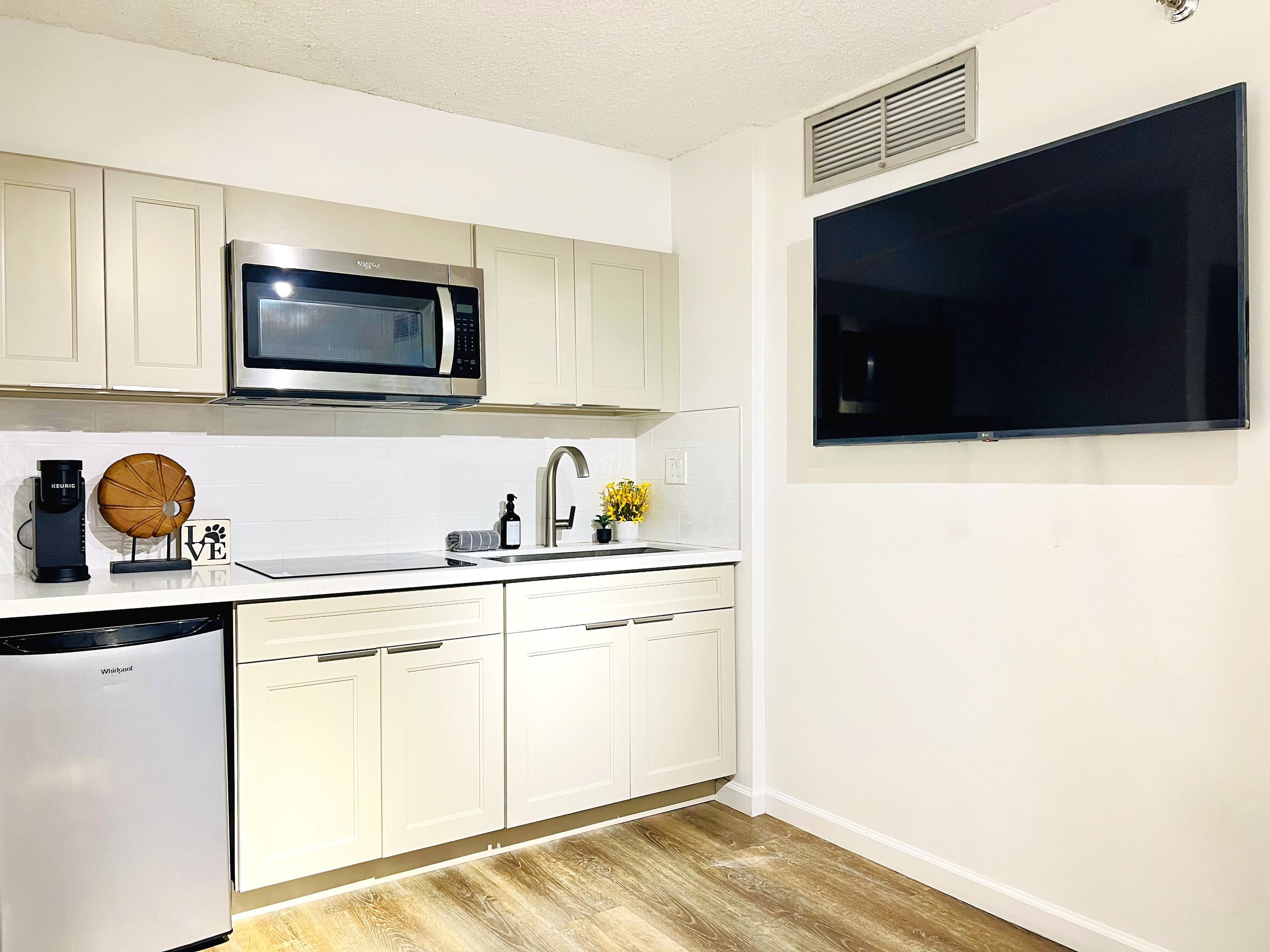 Heart of Honolulu Hideaway Suite + 1 Free Parking - Image 13