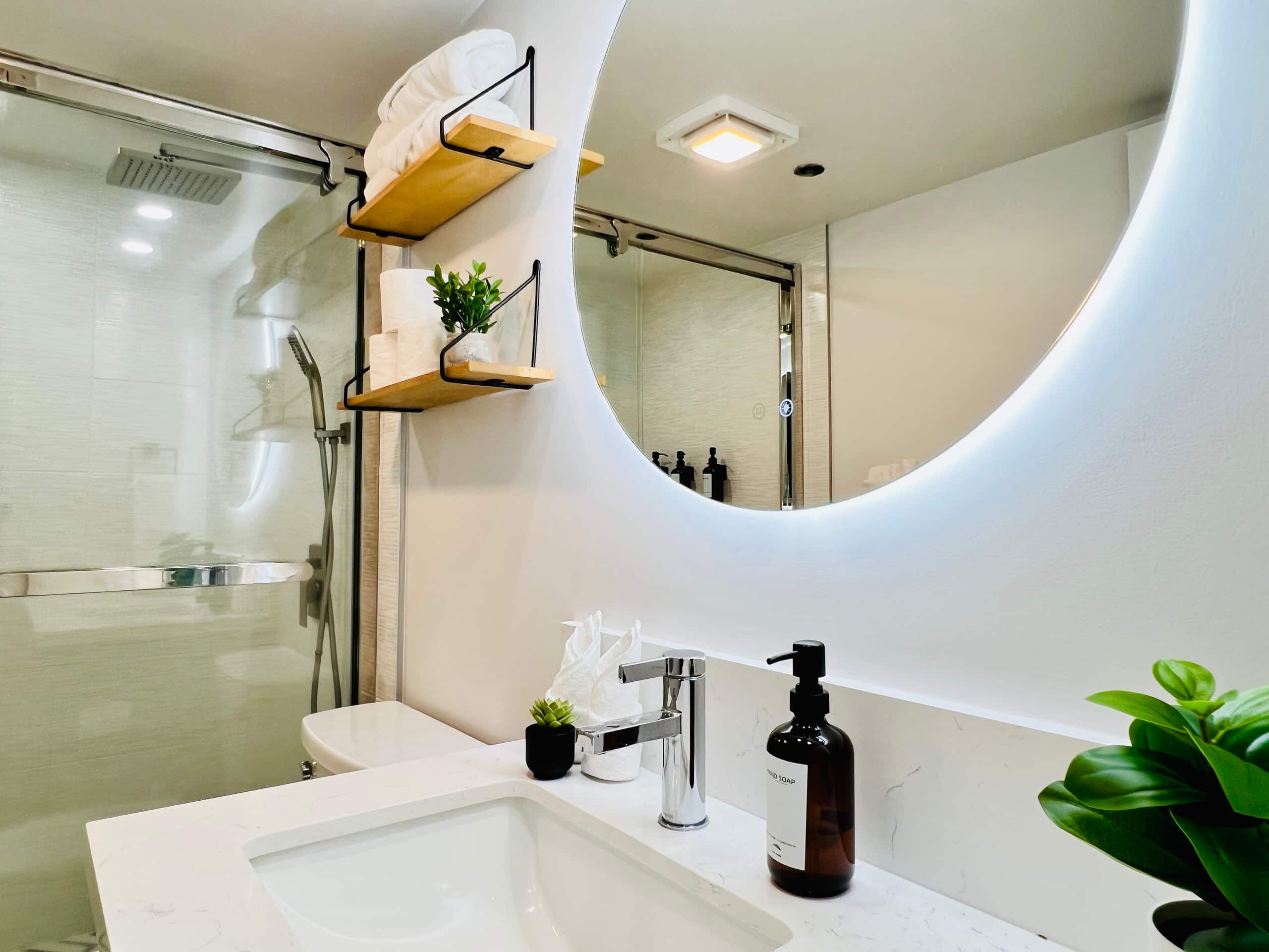 Heart of Honolulu Hideaway Suite + 1 Free Parking - Image 36