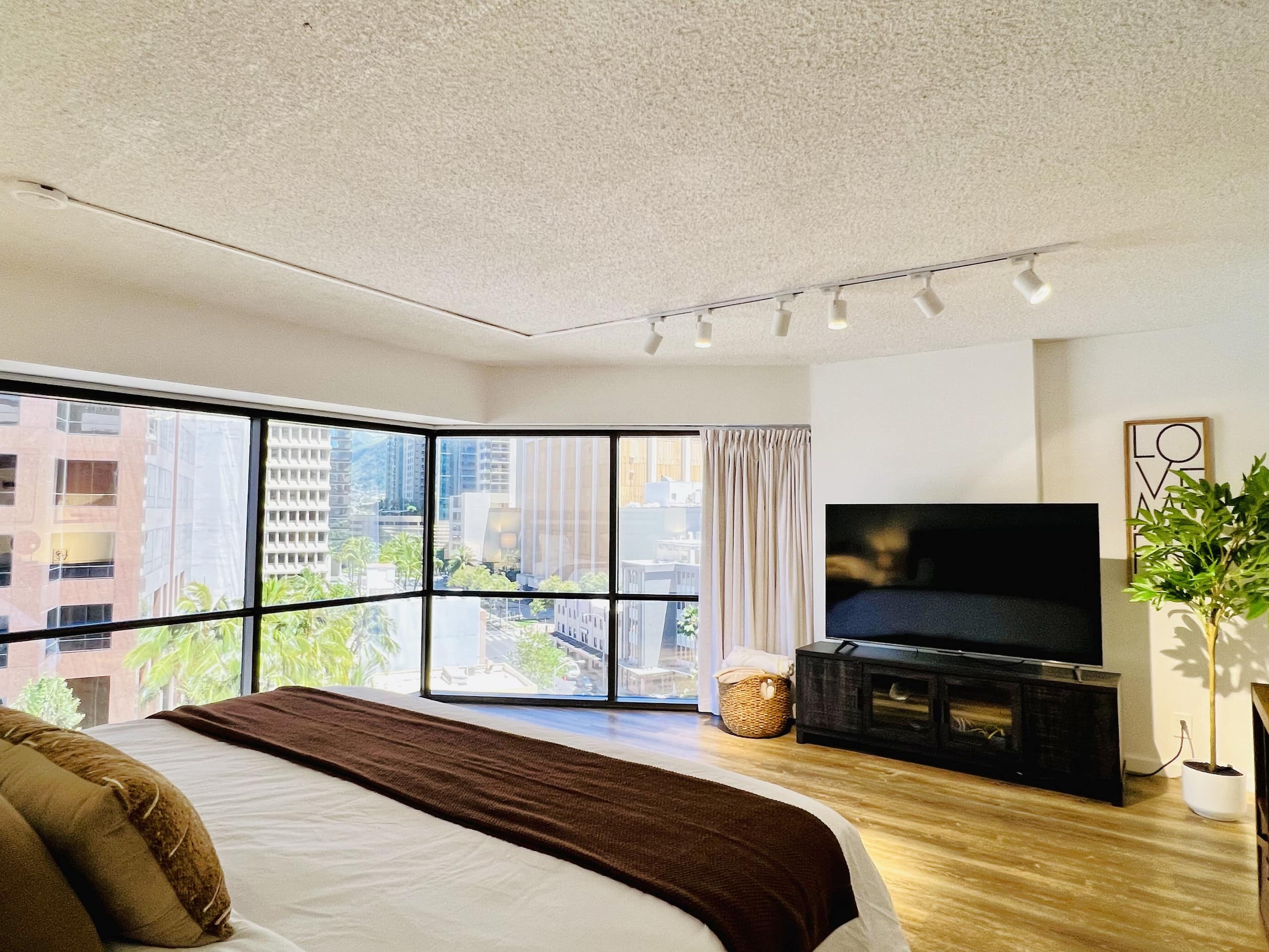 Heart of Honolulu Hideaway Suite + 1 Free Parking - Image 27