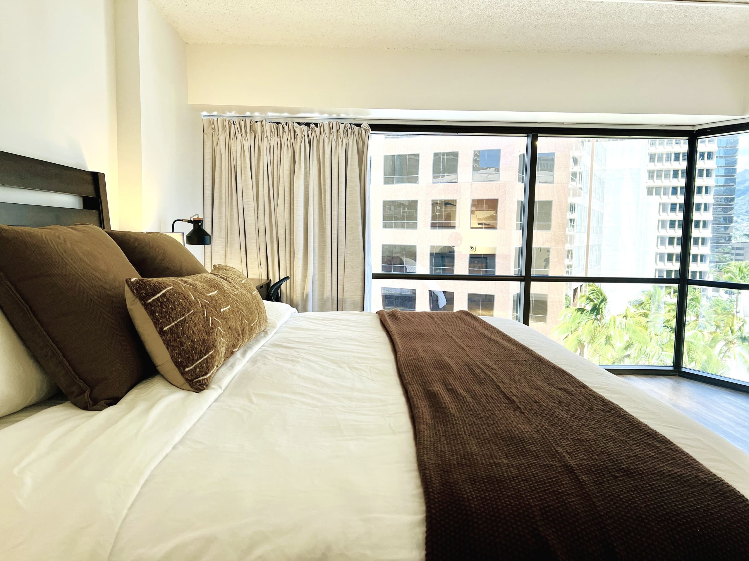 Heart of Honolulu Hideaway Suite + 1 Free Parking - Image 33