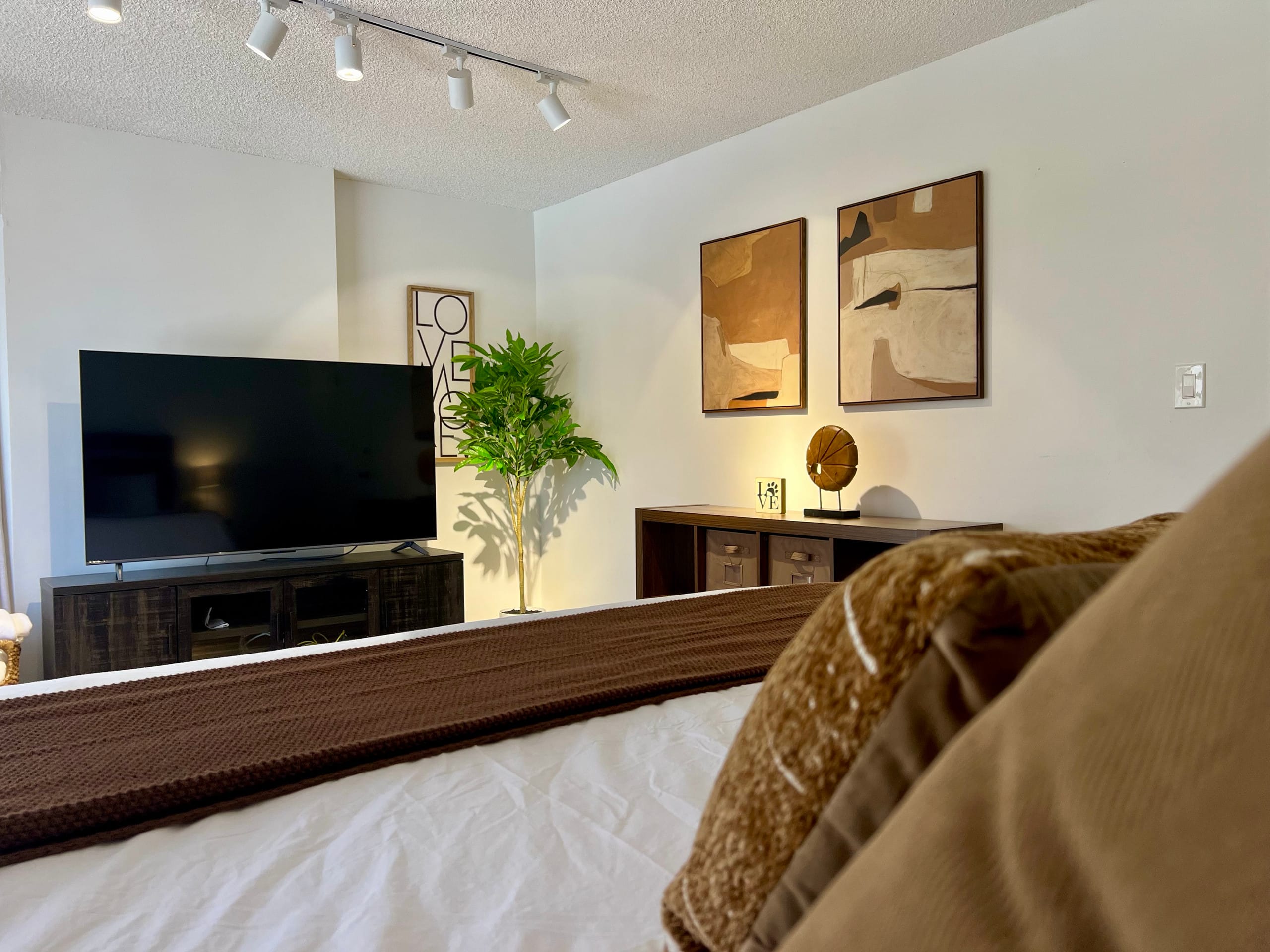 Heart of Honolulu Hideaway Suite + 1 Free Parking - Image 26